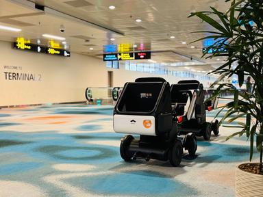 Zwei autonom fahrende WHILL Rollstühle im Terminal 2 des Flughafens Changi in Singapur.